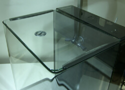 飼育槽専用フタ（ガラス製）と給餌孔（飼育槽フタ側）